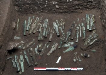 Τα 225 αγαλματίδια όπως βρέθηκαν μέσα στον βασιλικό τάφο (φωτ.: Υπουργείο Τουρισμού και Αρχαιοτήτων της Αιγύπτου )