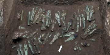 Τα 225 αγαλματίδια όπως βρέθηκαν μέσα στον βασιλικό τάφο (φωτ.: Υπουργείο Τουρισμού και Αρχαιοτήτων της Αιγύπτου )