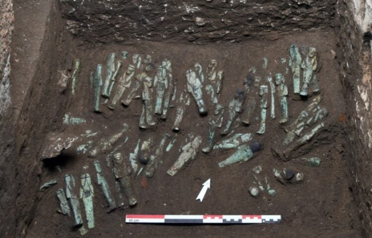 Τα 225 αγαλματίδια όπως βρέθηκαν μέσα στον βασιλικό τάφο (φωτ.: Υπουργείο Τουρισμού και Αρχαιοτήτων της Αιγύπτου )