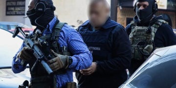 Στoν εισαγγελέα Πειραιά οδηγήθηκαν ο «Έλληνας Εσκομπάρ» και άλλοι τέσσερις συλληφθέντες, Τρίτη 16 Δεκεμβρίου 2025 (φωτ.: EUROKINISSI / Δανάη Δαυλοπούλου)