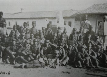 Έλληνες αιχμάλωτοι στο Ικόνιο, το 1922 (φωτ.: «Η Έξοδος», τόμος Δ', εφημερίδα «Καθημερινή»)