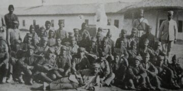 Έλληνες αιχμάλωτοι στο Ικόνιο, το 1922 (φωτ.: «Η Έξοδος», τόμος Δ', εφημερίδα «Καθημερινή»)