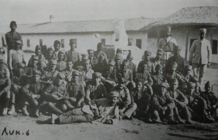 Έλληνες αιχμάλωτοι στο Ικόνιο, το 1922 (φωτ.: «Η Έξοδος», τόμος Δ', εφημερίδα «Καθημερινή»)