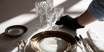 Στρώσιμο επίσημου τραπεζιού στην προεδρική κατοικία της Γαλλίας (φωτ.: elysee.fr)