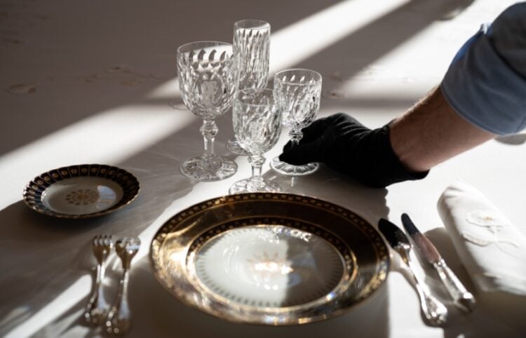 Στρώσιμο επίσημου τραπεζιού στην προεδρική κατοικία της Γαλλίας (φωτ.: elysee.fr)