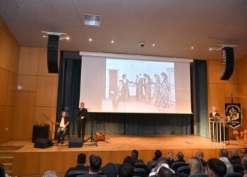 Φωτογραφία του Γιωργούλη Κουγιουμτζίδη από το παρελθόν της Ένωσης Ποντίων Πανοράματος, ενώ τραγουδά ο Στέργιος Ζημπιλιάδης (φωτ.: facebook/Ένωση Ποντίων Πανοράματος)