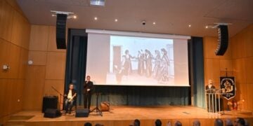 Φωτογραφία του Γιωργούλη Κουγιουμτζίδη από το παρελθόν της Ένωσης Ποντίων Πανοράματος, ενώ τραγουδά ο Στέργιος Ζημπιλιάδης (φωτ.: facebook/Ένωση Ποντίων Πανοράματος)