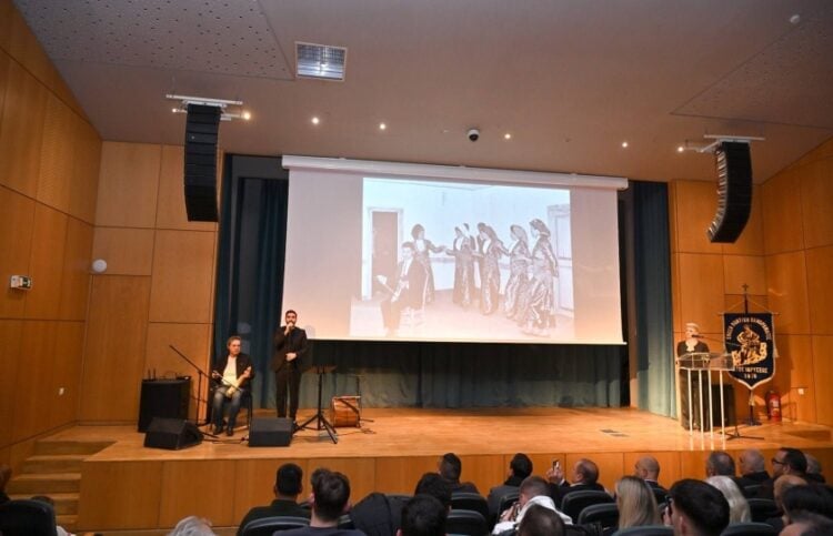 Φωτογραφία του Γιωργούλη Κουγιουμτζίδη από το παρελθόν της Ένωσης Ποντίων Πανοράματος, ενώ τραγουδά ο Στέργιος Ζημπιλιάδης (φωτ.: facebook/Ένωση Ποντίων Πανοράματος)