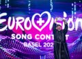 O περσινός νικητής του διαγωνισμού της Eurovision, ο JJ από την Αυστρία, πανηγυρίζει με το τρόπαιο μετά την ανακοίνωση των αποτελεσμάτων (φωτ.: ΕΡΑ/Γιώργος Κεφαλάς)