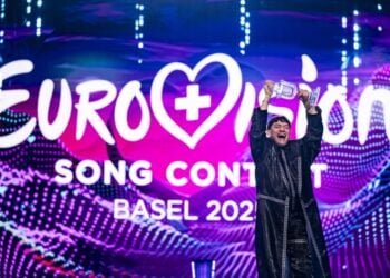 O περσινός νικητής του διαγωνισμού της Eurovision, ο JJ από την Αυστρία, πανηγυρίζει με το τρόπαιο μετά την ανακοίνωση των αποτελεσμάτων (φωτ.: ΕΡΑ/Γιώργος Κεφαλάς)