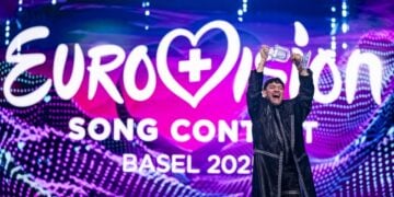 O περσινός νικητής του διαγωνισμού της Eurovision, ο JJ από την Αυστρία, πανηγυρίζει με το τρόπαιο μετά την ανακοίνωση των αποτελεσμάτων (φωτ.: ΕΡΑ/Γιώργος Κεφαλάς)