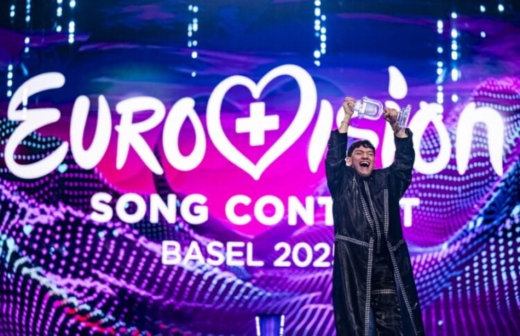 O περσινός νικητής του διαγωνισμού της Eurovision, ο JJ από την Αυστρία, πανηγυρίζει με το τρόπαιο μετά την ανακοίνωση των αποτελεσμάτων (φωτ.: ΕΡΑ/Γιώργος Κεφαλάς)