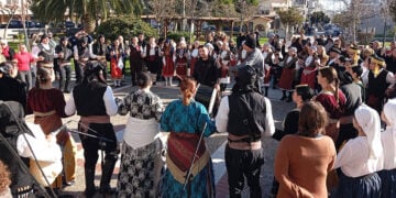 Στιγμιότυπο από τη μεγάλη γιορτή στο προαύλιο της Ευαγγελίστριας, Κυριακή 28 Δεκεμβρίου 2025 (φωτ.: Facebook / Ένωση Ποντίων Νομού Μαγνησίας)