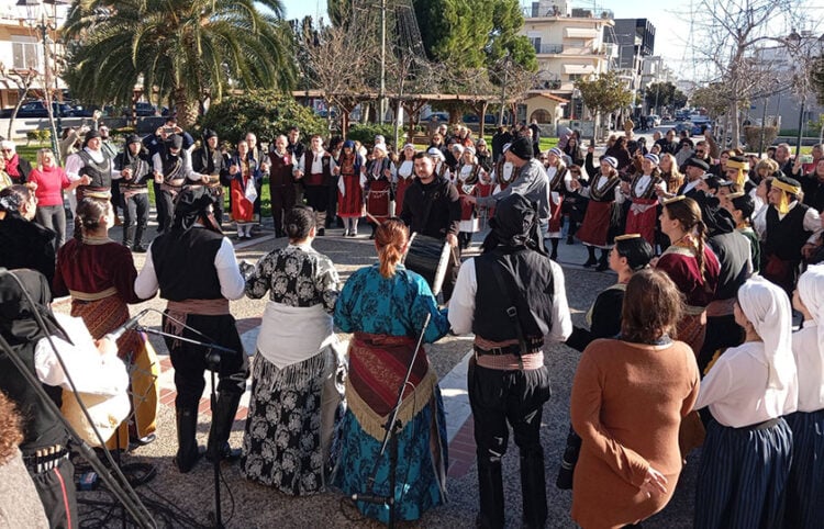 Στιγμιότυπο από τη μεγάλη γιορτή στο προαύλιο της Ευαγγελίστριας, Κυριακή 28 Δεκεμβρίου 2025 (φωτ.: Facebook / Ένωση Ποντίων Νομού Μαγνησίας)