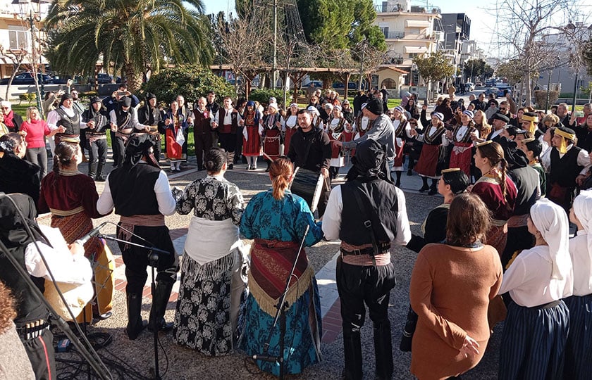 Στιγμιότυπο από τη μεγάλη γιορτή στο προαύλιο της Ευαγγελίστριας, Κυριακή 28 Δεκεμβρίου 2025 (φωτ.: Facebook / Ένωση Ποντίων Νομού Μαγνησίας)