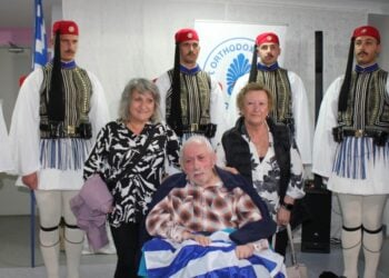 Συγκινημένος Έλληνας τρόφιμος του οίκου ευγηρίας της ελληνορθόδοξης κοινότητας στο Σίδνεϊ μαζί με τους Εύζωνες της Προεδρικής Φρουράς (φωτ.: TheGreekHerald.com.au/Andriana Simos)