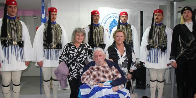 Συγκινημένος Έλληνας τρόφιμος του οίκου ευγηρίας της ελληνορθόδοξης κοινότητας στο Σίδνεϊ μαζί με τους Εύζωνες της Προεδρικής Φρουράς (φωτ.: TheGreekHerald.com.au/Andriana Simos)