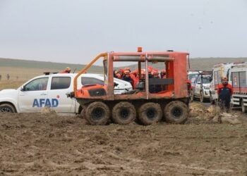 Στελέχη της τουρκικής Υπηρεσίας Διαχείρισης Καταστροφών στο σημείο της συντριβής του Falcon 50 (φωτ.: EPA / Necati Savas)