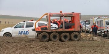 Στελέχη της τουρκικής Υπηρεσίας Διαχείρισης Καταστροφών στο σημείο της συντριβής του Falcon 50 (φωτ.: EPA / Necati Savas)