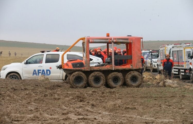 Στελέχη της τουρκικής Υπηρεσίας Διαχείρισης Καταστροφών στο σημείο της συντριβής του Falcon 50 (φωτ.: EPA / Necati Savas)