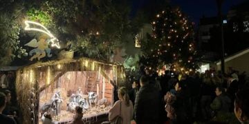 Η φάτνη και το δέντρο της ελληνικής κοινότητας στο Μεγάλο Ρεύμα (φωτ.: Facebook / Giannis Demirtzoglou)