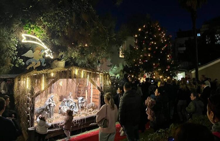 Η φάτνη και το δέντρο της ελληνικής κοινότητας στο Μεγάλο Ρεύμα (φωτ.: Facebook / Giannis Demirtzoglou)