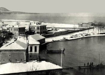 Σπίτια στην παραθαλάσσια Φάτσα, σε φωτογραφία του 1910 (πηγή: Ιστορικό Αρχείο Προσφυγικού Ελληνισμού Δήμου Καλαμαριάς / Συλλογή Άννας Θεοφυλάκτου)