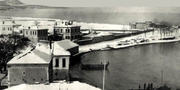 Σπίτια στην παραθαλάσσια Φάτσα, σε φωτογραφία του 1910 (πηγή: Ιστορικό Αρχείο Προσφυγικού Ελληνισμού Δήμου Καλαμαριάς / Συλλογή Άννας Θεοφυλάκτου)