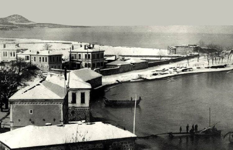 Σπίτια στην παραθαλάσσια Φάτσα, σε φωτογραφία του 1910 (πηγή: Ιστορικό Αρχείο Προσφυγικού Ελληνισμού Δήμου Καλαμαριάς / Συλλογή Άννας Θεοφυλάκτου)