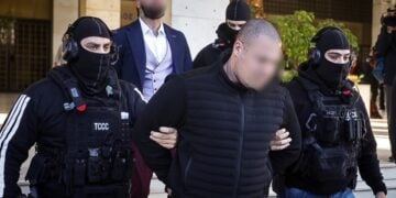 Στιγμιότυπο από την προσαγωγή των δύο συλληφθέντων για τη δολοφονία του 68χρονου στον εισαγγελέα (φωτ.: EUROKINISSI)