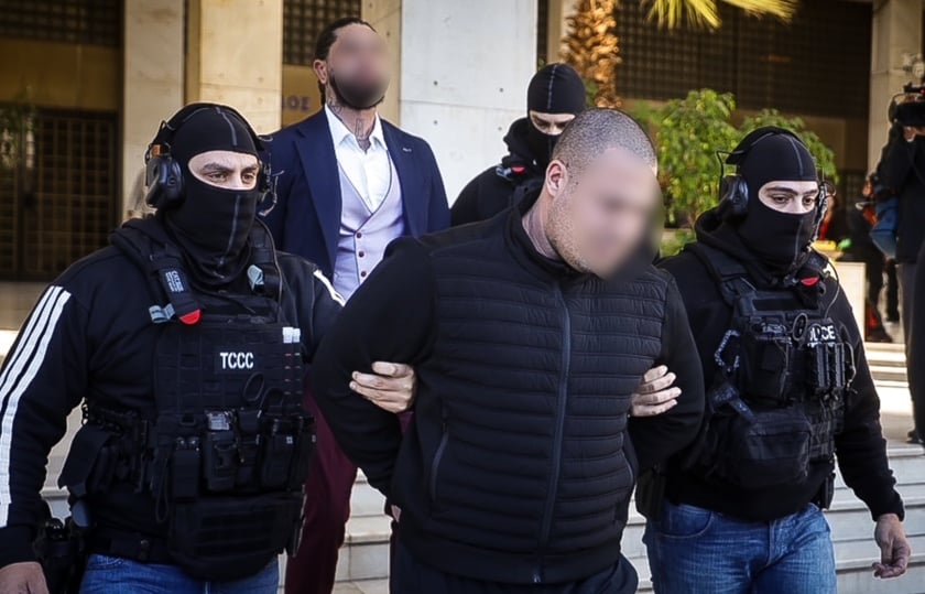 Στιγμιότυπο από την προσαγωγή των δύο συλληφθέντων για τη δολοφονία του 68χρονου στον εισαγγελέα (φωτ.: EUROKINISSI)