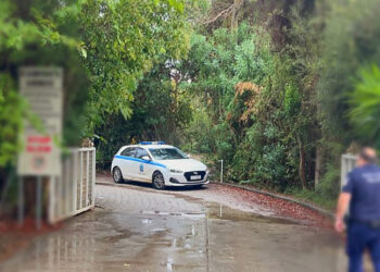 Αστυνομικός στην είσοδο του κάμπινγκ στη Φοινικούντα (φωτ.: ΕΡΤ)