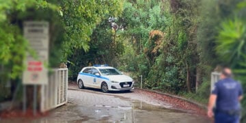 Αστυνομικός στην είσοδο του κάμπινγκ στη Φοινικούντα (φωτ.: ΕΡΤ)