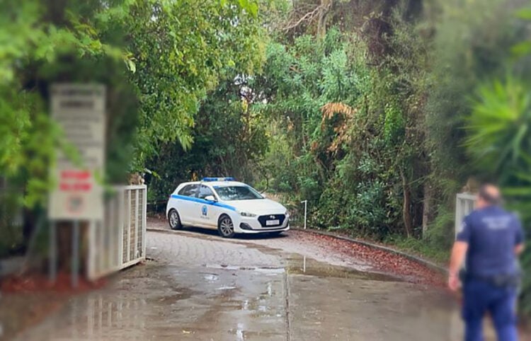 Αστυνομικός στην είσοδο του κάμπινγκ στη Φοινικούντα (φωτ.: ΕΡΤ)