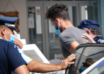 Ο δράστης της γυναικοκτονίας κατά τη μεταφορά του στον ανακριτή Νάξου, τον Ιούλιο του 2021
(φωτ.: EUROKINISSI / cyclades24.gr / Αλέξανδρος Γεωργαντάς)