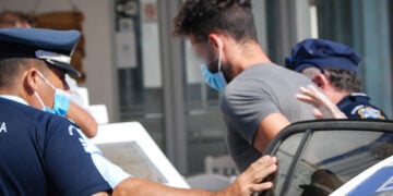 Ο δράστης της γυναικοκτονίας κατά τη μεταφορά του στον ανακριτή Νάξου, τον Ιούλιο του 2021
(φωτ.: EUROKINISSI / cyclades24.gr / Αλέξανδρος Γεωργαντάς)