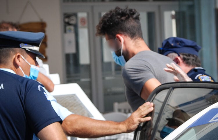 Ο δράστης της γυναικοκτονίας κατά τη μεταφορά του στον ανακριτή Νάξου, τον Ιούλιο του 2021
(φωτ.: EUROKINISSI / cyclades24.gr / Αλέξανδρος Γεωργαντάς)