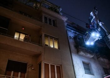 Πυροσβέστες σβήνουν τη φωτιά στο διαμέρισμα του Κολωνακίου τον Ιανουάριο του 2022 (φωτ.: EUROKINISSI/Τατιάνα Μπόλαρη)