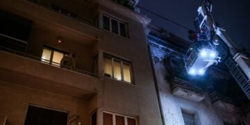 Πυροσβέστες σβήνουν τη φωτιά στο διαμέρισμα του Κολωνακίου τον Ιανουάριο του 2022 (φωτ.: EUROKINISSI/Τατιάνα Μπόλαρη)