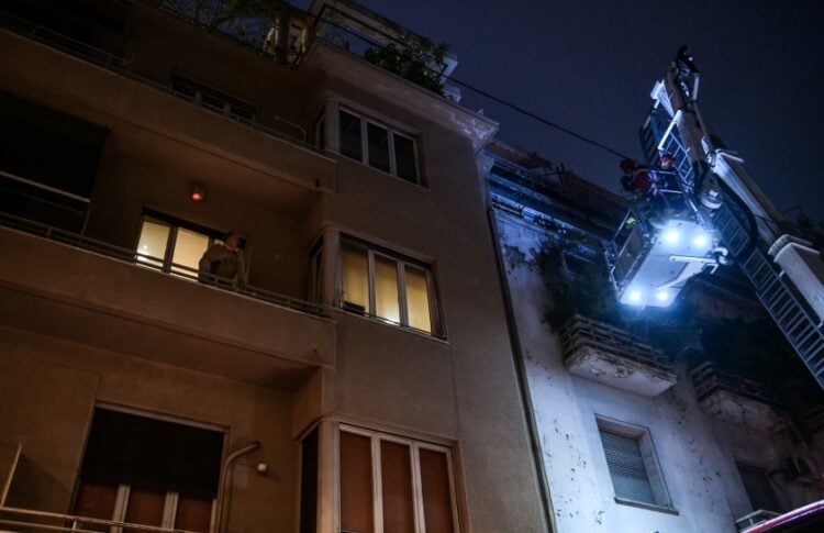 Πυροσβέστες σβήνουν τη φωτιά στο διαμέρισμα του Κολωνακίου τον Ιανουάριο του 2022 (φωτ.: EUROKINISSI/Τατιάνα Μπόλαρη)