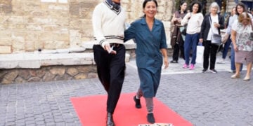 Ο Λάκης Γαβαλάς στρώνει κόκκινο χαλί στην Ερμού (πηγή: Instagram)