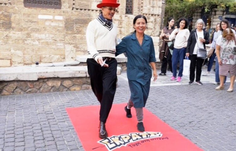 Ο Λάκης Γαβαλάς στρώνει κόκκινο χαλί στην Ερμού (πηγή: Instagram)