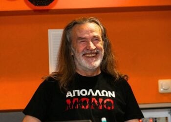 O Παύλος Γαβριηλίδης με μπλούζα της αγαπημένης του ομάδας, του Απόλλωνα Καλαμαριάς (φωτ.: Facebook / Αράπογλου Χρύσα - Καλαμαριά Μητέρα Πόλη)