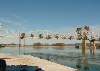 Η ιστορική γέφυρα του 1931 που ένωνε Αϊόβα και Ουισκόνσιν (πηγή: Glomex)