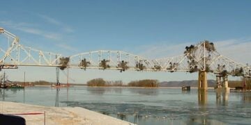 Η ιστορική γέφυρα του 1931 που ένωνε Αϊόβα και Ουισκόνσιν (πηγή: Glomex)