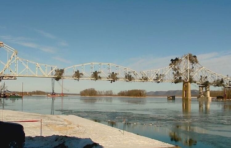 Η ιστορική γέφυρα του 1931 που ένωνε Αϊόβα και Ουισκόνσιν (πηγή: Glomex)