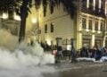 Διαδηλωτές συγκρούονται με τις αστυνομικές δυνάμεις στην Τιφλίδα, στη διάρκεια αντικυβερνητικής διαδήλωσης τον περασμένο Οκτώβριο (φωτ.: EPA/David Mdzinarishvili)