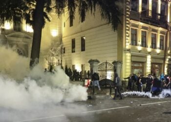 Διαδηλωτές συγκρούονται με τις αστυνομικές δυνάμεις στην Τιφλίδα, στη διάρκεια αντικυβερνητικής διαδήλωσης τον περασμένο Οκτώβριο (φωτ.: EPA/David Mdzinarishvili)