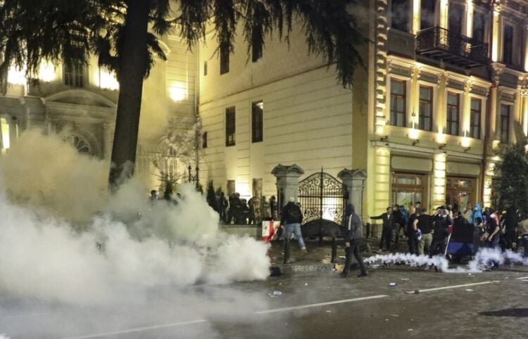 Διαδηλωτές συγκρούονται με τις αστυνομικές δυνάμεις στην Τιφλίδα, στη διάρκεια αντικυβερνητικής διαδήλωσης τον περασμένο Οκτώβριο (φωτ.: EPA/David Mdzinarishvili)
