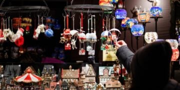 Γερμανίδα κοιτά χριστουγεννιάτικα στολίδια σε αγορά του Βερολίνου.Τέσσερις στις πέντε επιχειρήσεις που οδηγούνται σε πτώχευση απασχολούν κάτω από 10 εργαζόμενους (φωτ.: EPA/Clemens Bilan)